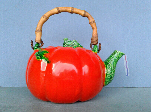 Occupied Japan Maruhan Tomato Teapot Kettle Majolica Wood Handle in Arts & Collectibles in Kitchener / Waterloo