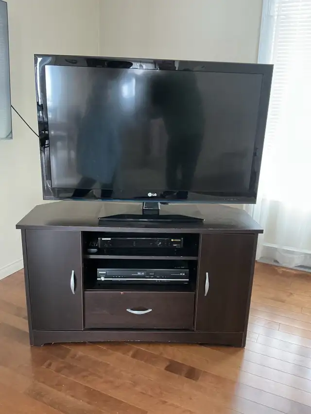 Téléviseur LG 43 pouces d’environ 10 ans meuble inclus  in TVs in Victoriaville - Image 4