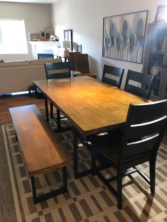 Dining Room Table / 4 chairs and Matching Bench