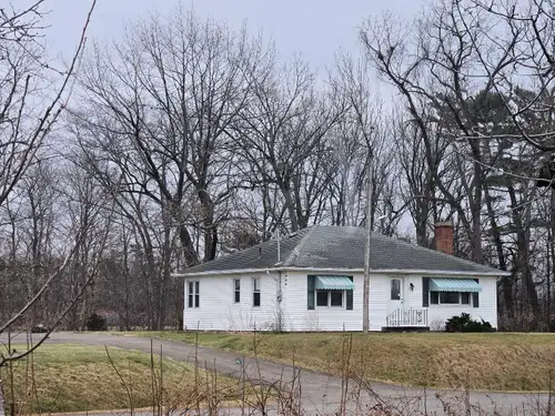 2 bedroom home for rental in Jordan Station, surrounded by orchard and very close to QEW access. Qui...