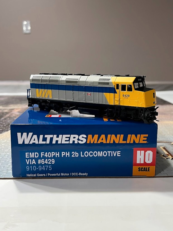 Walthers Mainline HO EMD F40PH VIA #6429 Standard DC (DCC Ready) in Hobbies & Crafts in Windsor Region - Image 4