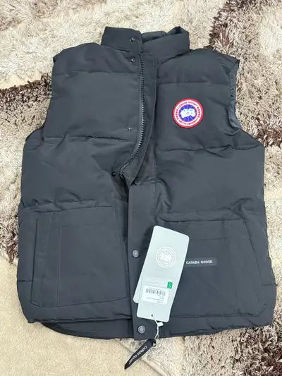 Canada goose half sleev jacket , View more