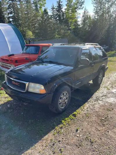 2002 gmc jimmy 4.3L vortec v6 auto 4x4 power windows locks and sun roof a/c blows cold runs and driv...