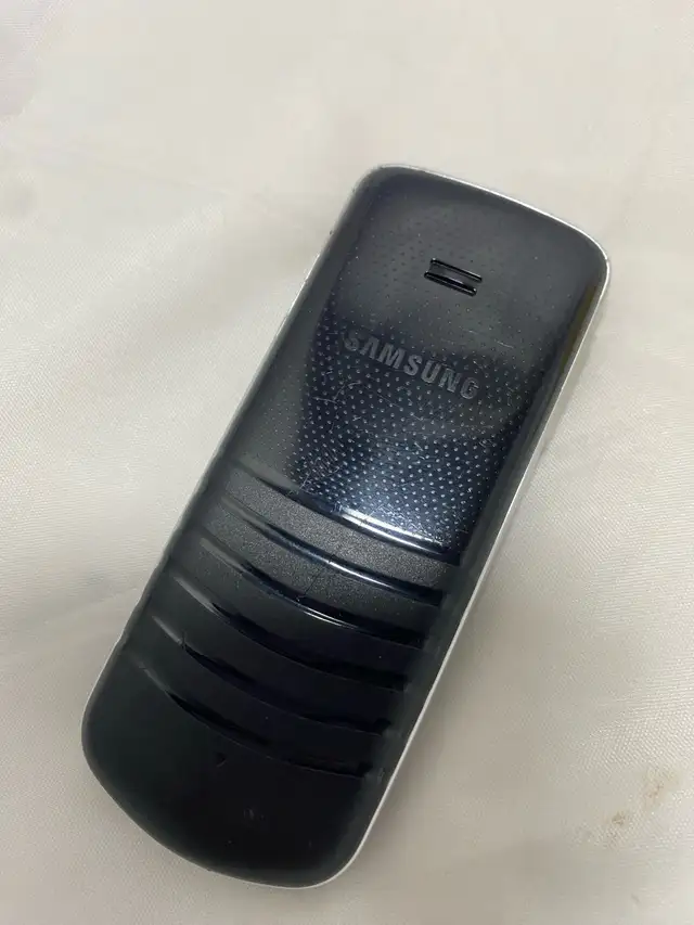 Samsung Stunt SCH-R100 Cellular Phone - Black - Virgin Mobile in Cell Phones in Tricities/Pitt/Maple - Image 4