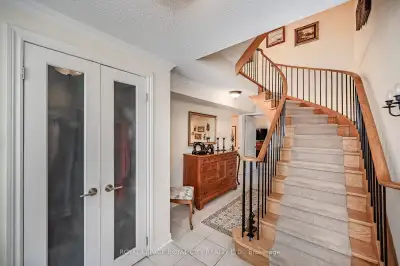 3 Bedroom 1 Den 1 Full Bathroom 2 Half Bathrooms Laundry 4mins from Meadowvale Go 2 Parking Spots ‍♀...