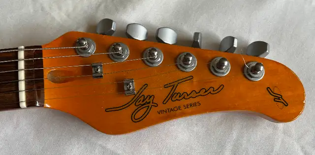 JAY TURSER VINTAGE SUNBURST ELECTRIC GUITAR WITH CASE in Guitars in Vernon - Image 4