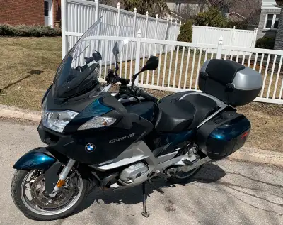 Superbe moto avec GPS de marque TOMTOM 2022 Un seul propriétaire; aucun accident; remisée dans garag...