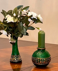 Vases verts avec motif en or