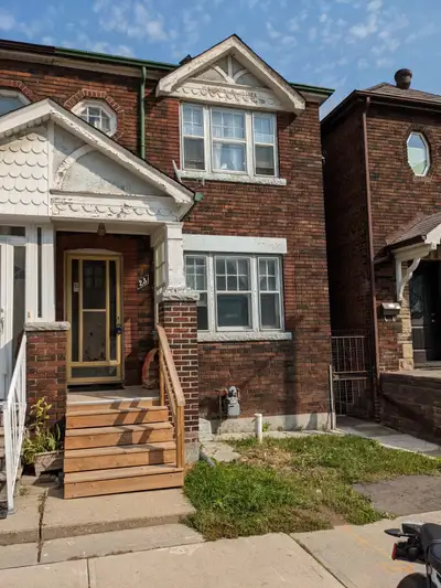 ✨ Large Room for Rent – Queen & Bathurst – Avail Aug 1