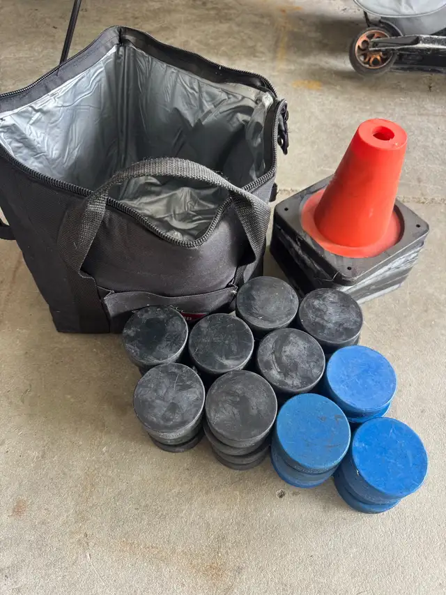 hockey Pucks  in Hockey in Belleville - Image 2