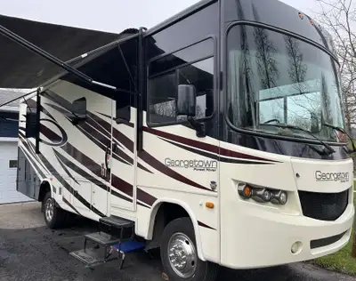 À VENDRE Ville de Québec Motorisé classe A - 28 pieds capacité 5 personnes Marque: GeorgeTown Model...