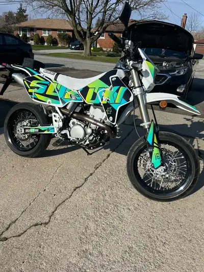 2022 Drz-400sm. 12k kilometres. LIKE NEW. Just seeing what’s out there. Make an offer! New Michelin...