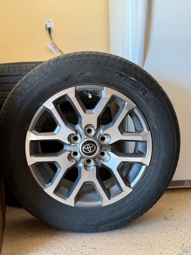 Toyota Alloy wheels and Tires 265/60/R20 TPMS in Tires & Rims in Mississauga / Peel Region - Image 4