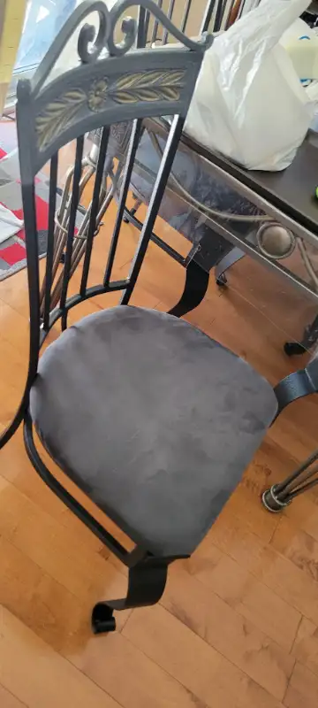 Beautiful Patio dinning chairs. Bistro/cast iron. LIKE NEWvelve in Patio & Garden Furniture in Mississauga / Peel Region - Image 4