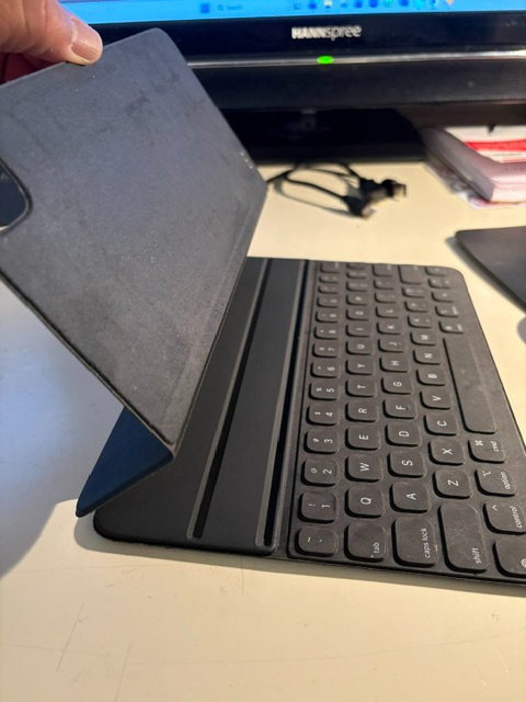 IPAD Smart Keyboard Folio - Model A2038470947198602455042