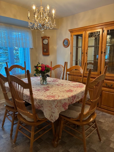 Beautiful Solid Oak Dining room set with oval table with 2 center legs , 2 extra leafs, 6 chairs wit...