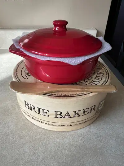Ceramic dish for baking brie, camembert, and other soft cheeses. 5.5" diam. x 2" deep. Oven, dishwas...