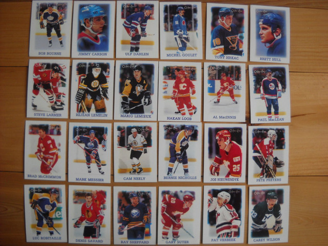 24 cartes de hockey O-Pee-Chee de 1988 dans Art et objets de collection  à Saguenay