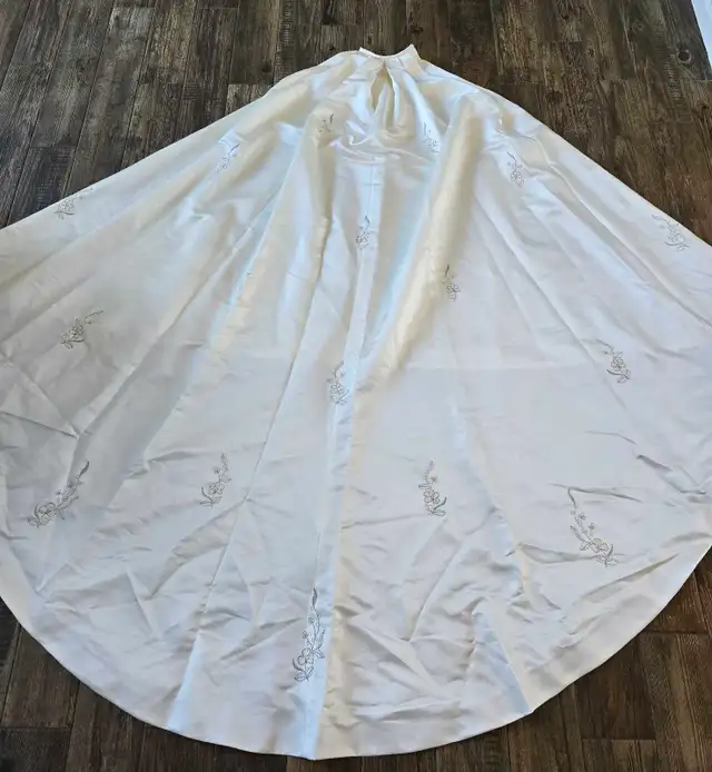 Beautiful Flower Details Wedding Dress Size 6-8  in Wedding in Moncton - Image 3