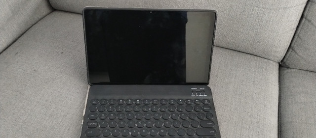 Samsung Tab A7 - 32GB with wireless LED keyboard in General Electronics in City of Toronto - Image 4