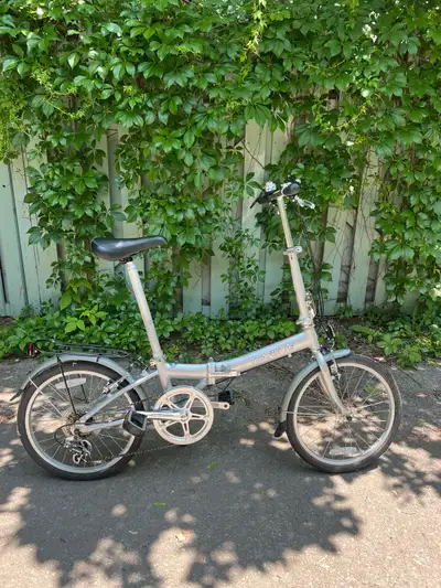 FRANÇAIS PLUS BAS. This is a lightweight folding bicycle, ideal for commuting, travel, or compact li...