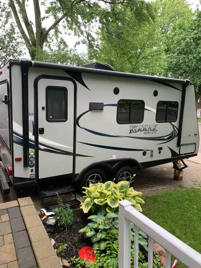 ✨Hybrid trailer for sale in excellent condition! ✨ $18,500 OBO 20 feet of living space with the beds...