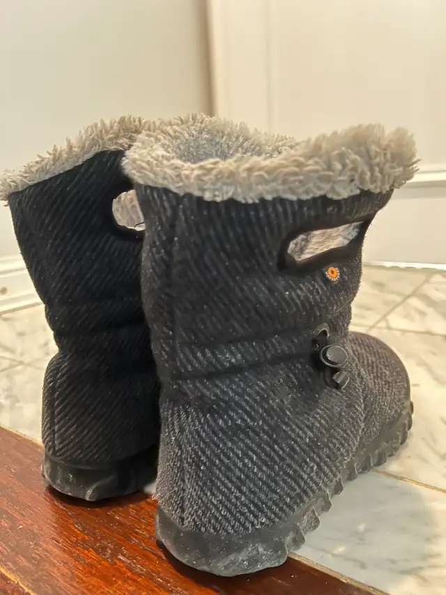 BOGS girls winter boots sz 6-7, waterproof great insulation in Kids & Youth in City of Toronto - Image 2