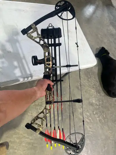 Selling my used Diamond Archery Infinite Edge compound bow, perfect for anyone getting into archery...