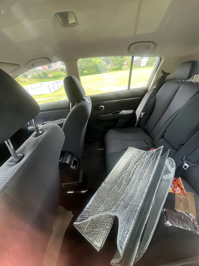 2009 Nissan versa in Cars & Trucks in Brantford - Image 2