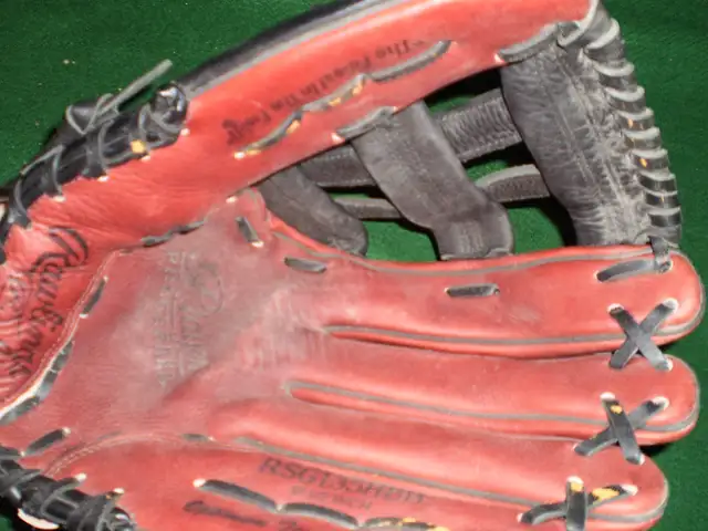 Rawlings RSG135HBB 13.5 inch LH Baseball Glove in Baseball & Softball in City of Toronto - Image 4