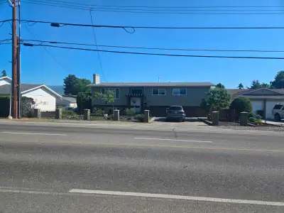 $750 CAD/month - Single room in three bedroom house. - Shared kitchen, laundry, and bathrooms and Di...