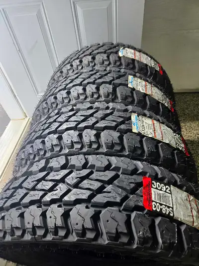 Quatre pneus d'été neuf marque Cooper Discoverer ST Maxx jamais installé Fourgonnette Ram Promaster...