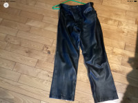 Pantalon en cuir noir grandeur médium comme neuf 25$