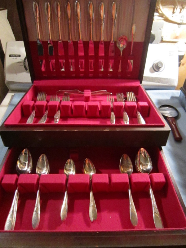 LADY HAMILTON silverware set, Service for 8 in Arts & Collectibles in Corner Brook - Image 2