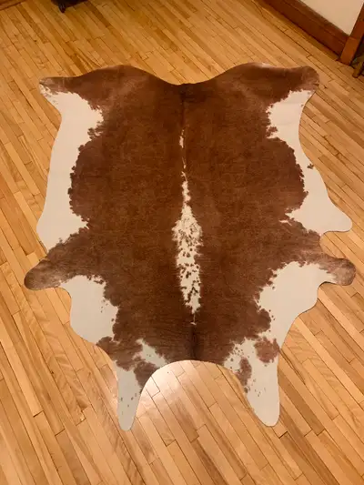 Faux cow hide rug with back in suede 73 inch by 54 inch Tapis Faux cuir de vache Dos du tapis en sue...