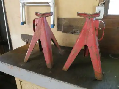 These stands have old school quality. Extends to 23” high. Great for full sized pick ups. $50.00