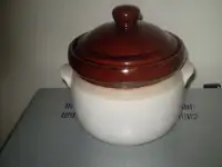 VINTAGE CERAMIC POTTERY ( Made In Taiwan ) WITH LID