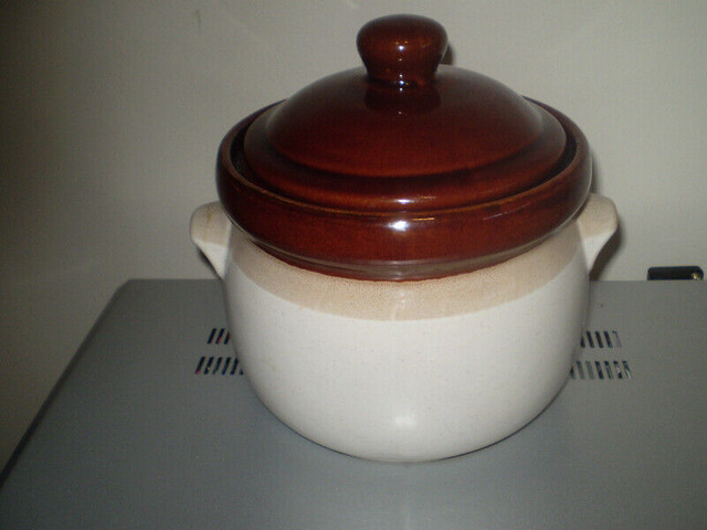VINTAGE CERAMIC POTTERY ( Made In Taiwan ) WITH LID in Arts & Collectibles in Thunder Bay