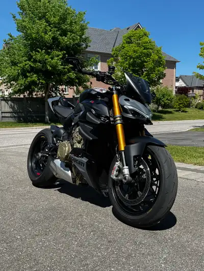 Just serviced! Selling my immaculate Ducati Streetfighter V4 S finished in the stunning factory matt...