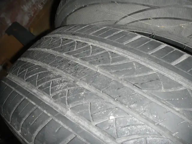 Two 215/65/r16 All-season tires in Tires & Rims in City of Toronto - Image 4