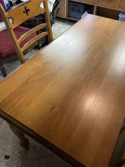 Bureau de travail avec chaise et deux armoires.