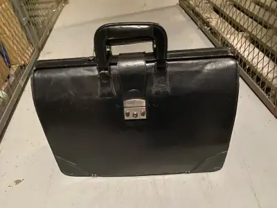 Black leather briefcase Key lock mechanism