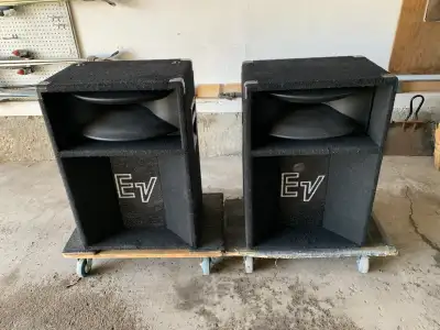 For sale is a pair of used EV SH-1502 2-Way Horn Loaded Stage System speakers, renowned for deliveri...