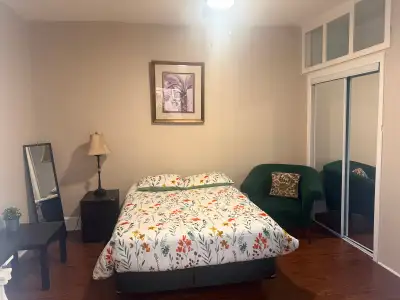 Belles chambres à louer – maintenant. Il s'agit d'un appartement entièrement rénové de trois grandes...