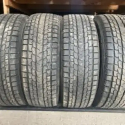 Dimension 225/65/17. Bande de roulement (tread) 8/32. En très bonne condition.