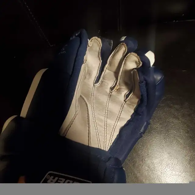 New Kids 10" BAUER VAPOR Hockey Gloves  in Hockey in Barrie - Image 6