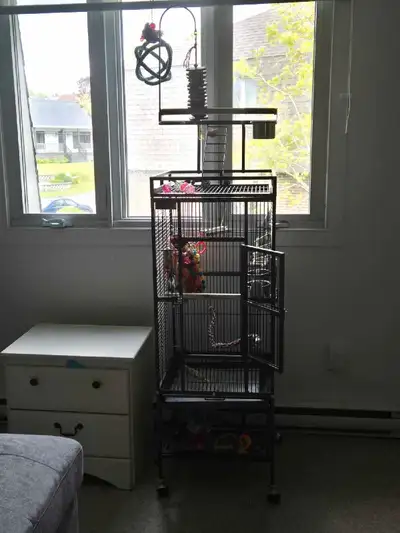 Cage à oiseaux à vendre en très bon état ! 200 négociable