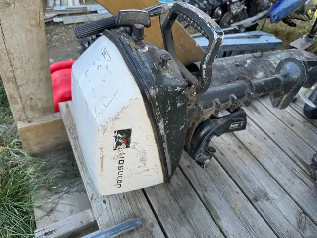 Johnson 5hp Outboard Motor in Powerboats & Motorboats in Whitehorse - Image 2