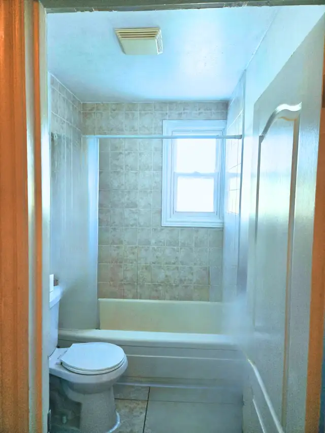 2 Bedroom upper level unit ( Bayview &Eglin Mill, Richmond Hill)