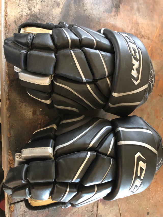 Hockey gloves in new condition in Hockey in St. Albert